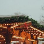 Atmosfera festiva con luci e mercatino