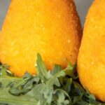 Arancini siciliani serviti su un vassoio