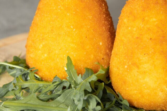 Arancini siciliani serviti su un vassoio