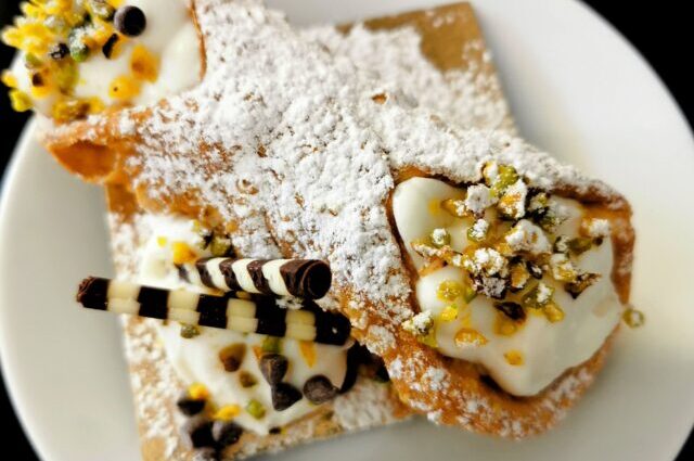 Cannoli siciliani tradizionali con ricotta