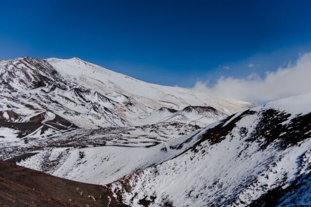 Paesaggio invernale innevato sull'Etna
