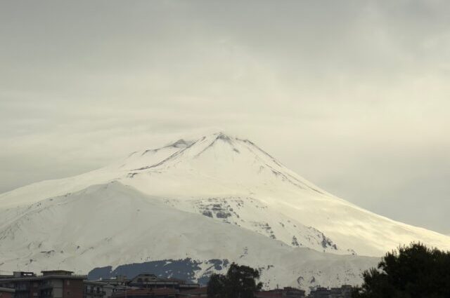 Etna innevato in inverno in Sicilia