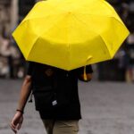 Persona con ombrello nel centro storico di Catania