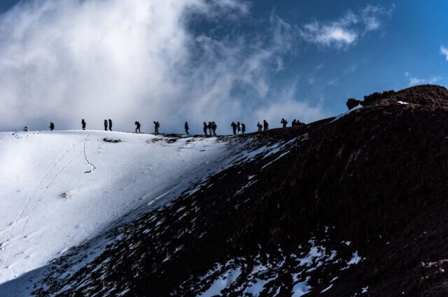 Escursionisti sul paesaggio innevato dell'Etna